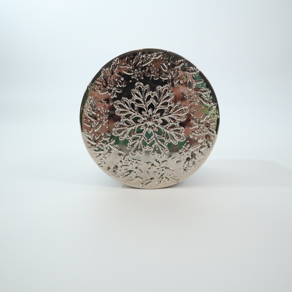 Bath Body Works Snowflakes Cashmere 3 Wick Scented Candle 14.5 oz New - Picture 2 of 4